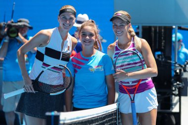 Melbourne, Avustralya - 24 Ocak 2019: Grand Slam şampiyonu Petra Kvitova, Çek Cumhuriyeti (L) ve Danielle Collins Melbourne Park 2019 Avustralya Açık yarı final maçtan önce ABD