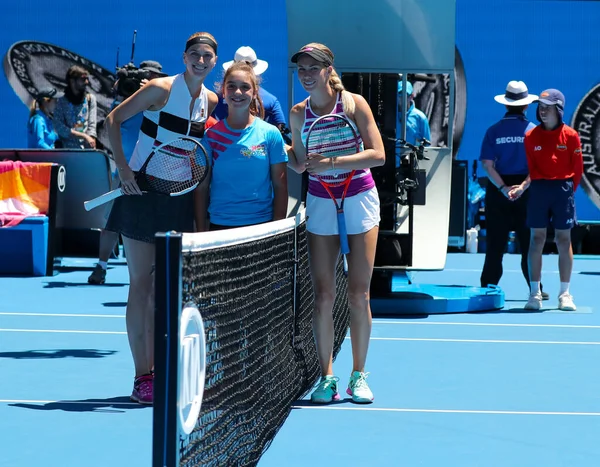 Melbourne, Avustralya - 24 Ocak 2019: Grand Slam şampiyonu Petra Kvitova, Çek Cumhuriyeti (L) ve Danielle Collins Melbourne Park 2019 Avustralya Açık yarı final maçtan önce ABD