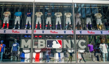 NEW YORK - 22 Temmuz 2021 New York 'taki MLB Bayrak Gemisi Mağazası. MLB NYC, ABD 'deki ilk kalıcı MLB perakende mağazasıdır.