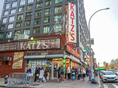 NEW YORK - 5 Aralık 2021: Turistler ve yerliler tarihi Katz Şarküterisi 'nin (est. 1888), Aşağı Doğu Yakası 'ndaki pastırmalı sandviçleriyle tanınan ünlü bir restoran. 