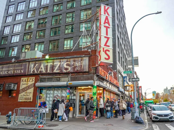 New York December 2021 Tourists Locals Stay Line Historical Katz — Stock Photo, Image
