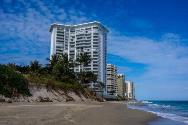 RIVIERA BEACH, FLORIDA - 25 HAZİRAN 2022 Singer Adası 'ndaki lüks mülkler. Singer Adası, Riviera Sahili 'nin doğal plajları ve lüks otelleri olan okyanus manzaralı bir mahallesi.