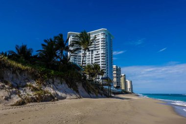RIVIERA BEACH, FLORIDA - 25 HAZİRAN 2022 Singer Adası 'ndaki lüks mülkler. Singer Adası, Riviera Sahili 'nin doğal plajları ve lüks otelleri olan okyanus manzaralı bir mahallesi.