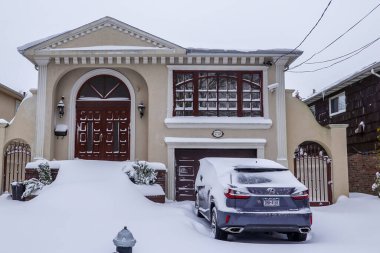 BrooKLYN, NEW YORK - 29 Ocak 2022: Brooklyn, New York 'ta kar altında araba.