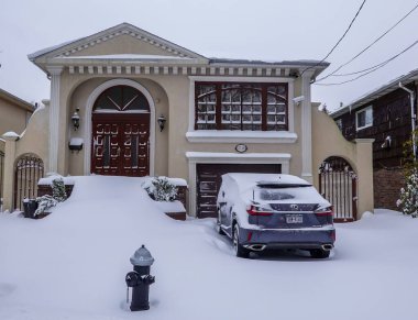 BrooKLYN, NEW YORK - 29 Ocak 2022: Brooklyn, New York 'ta kar altında araba.