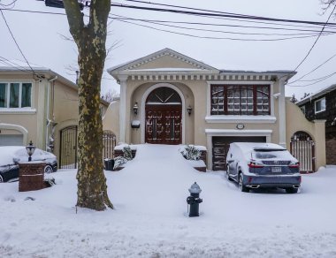 BrooKLYN, NEW YORK - 29 Ocak 2022: Brooklyn, New York 'ta kar altında araba.