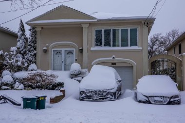 BrooKLYN, NEW YORK - 29 Ocak 2022: Brooklyn, New York 'ta kar altında araba.