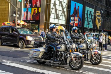 NEW YORK - 5 Aralık 2021: motorsikletli NYPD Otoyol Devriyesi memurları Manhattan 'da güvenliği sağlıyorlar. 1845 'te kurulan New York Polis Departmanı, ABD' nin en büyük polis teşkilatıdır.