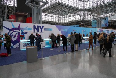 NEW YORK - 28 Kasım 2021: Jacob Javits Kongre Merkezi 'ndeki Greater NY Diş Toplantısı' nda kayıt alanı. Büyük New York Diş Sağlığı Toplantısı, ABD 'deki en büyük sağlık ve diş sağlığı etkinliğidir.