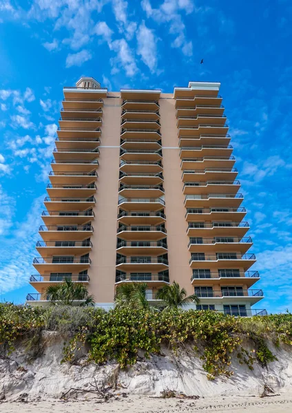 RIVIERA BEACH, FLORIDA - 25 HAZİRAN 2022 Singer Adası 'ndaki lüks mülkler. Singer Adası, Riviera Sahili 'nin doğal plajları ve lüks otelleri olan okyanus manzaralı bir mahallesi.