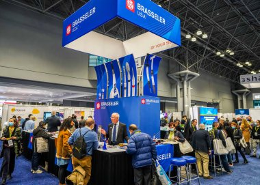 NEW YORK - NOVEMBER 28, 2021: Jacob Javits Kongre Merkezi 'ndeki Büyük NY Diş Toplantısı' nda modern malzeme ve ekipmanlar sergileniyor. ABD 'deki en büyük sağlık ve diş sağlığı etkinliğidir.