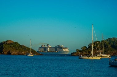 SES JOHN - 5 HAZİRAN 2022: Denizlerin Gemisinin Kraliyet Karayip Marşı Antigua ve Barbuda 'daki St. John' s limanına ulaştı.