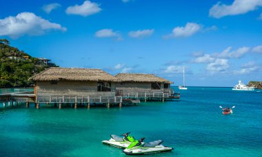 5 ADAKİ VILLAGE, ANTIGUA - 5 HAZİRAN 2022: Derin Körfez kıyılarındaki Royalton Antigua Resort 'taki Overwater Bungalow