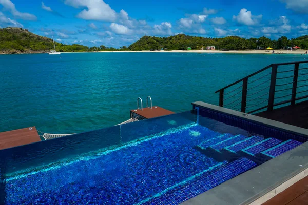 5島の村 アンティグア 1月5 2022 深海湾の景勝地に位置するRoyalton Antigua Resortの水上バンガロー — ストック写真