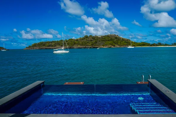 5島の村 アンティグア 1月5 2022 深海湾の景勝地に位置するRoyalton Antigua Resortの水上バンガロー — ストック写真