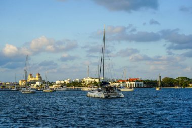 BATI PALM BEACH, FLORIDA - 22 Nisan 2021: Palm Beach West Palm Beach, Florida 'daki iç kıyı şeridi boyunca yürüyüşten izlendi