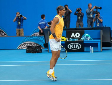 MELBOURNE, AUSTRALIA - 27 Ocak 2019 Avustralya Açık finalisti Rafael Nadal, Melbourne Park 'ta Sırp Novak Cokoviç' e karşı oynanan erkekler final maçı öncesinde Rod Laver Arena 'da ısınıyor