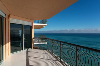 Apartman dairesinin balkonundan Atlantik Okyanusu manzarası