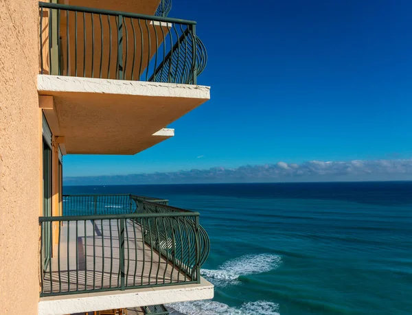 Apartman dairesinin balkonundan Atlantik Okyanusu manzarası