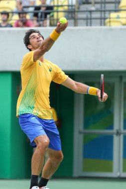 RIO DE JANEIRO, BRAZIL - 7 AĞUSTOS 2016: Olimpiyat Tenis Merkezi 'nde oynanan Rio 2016 Olimpiyat Oyunları' nın ilk tur maçında Brezilyalı profesyonel tenisçi Thomaz Bellucci iş başında