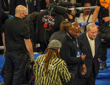 NEW YORK - 11 Aralık 2021: Boks organizatörü Bob Arum (ortada) Ukraynalı Vasiliy Lomachenko ile New York 'taki Madison Square Garden' da Richard Commey arasındaki ana dövüş sonrasında