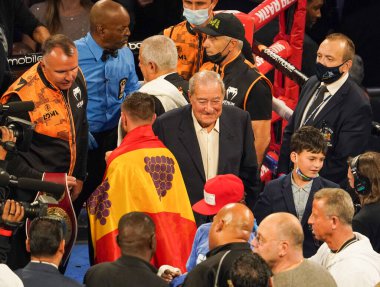 NEW YORK - 11 Aralık 2021: Boks organizatörü Bob Arum (ortada) Ukraynalı Vasiliy Lomachenko ile New York 'taki Madison Square Garden' da Richard Commey arasındaki ana dövüş sonrasında