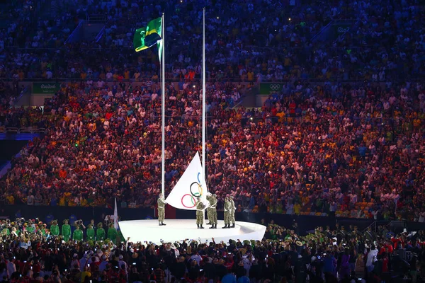 ジャネイロ ブラジル 2016 開会式リオ 2016年の夏のオリンピックのリオ ジャネイロ マラカナ オリンピック スタジアム オリンピック旗 — ストック写真