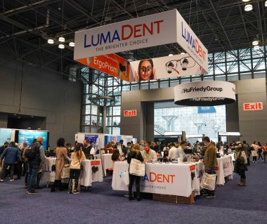 NEW YORK - NOVEMBER 28, 2021: Jacob Javits Kongre Merkezi 'ndeki Büyük NY Diş Toplantısı' nda modern malzeme ve ekipmanlar sergileniyor. ABD 'deki en büyük sağlık ve diş sağlığı etkinliğidir.