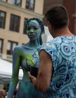 NEW YORK - 25 Temmuz 2021: Sanatçı Andy Golub ve sanatçılar, New York Union Square 'deki 8. New York Vücut Boyama Günü' nde tüm şekil ve boyutlarda çıplak modeller çiziyorlar.