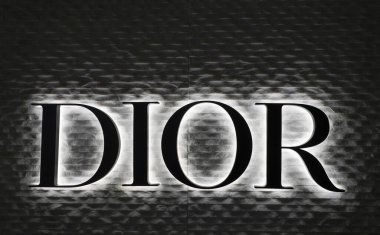 NEW YORK - 28 Kasım 2021: New York 'taki Hudson Yards alışveriş merkezindeki Dior mağazası. Şirket, Normandiya asıllı Fransız moda tasarımcısı Christian Dior tarafından 1946 yılında kuruldu.