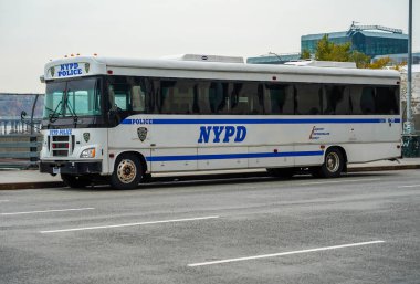 NEW YORK - 28 Kasım 2021: Manhattan şehir merkezinde NYPD otobüsü