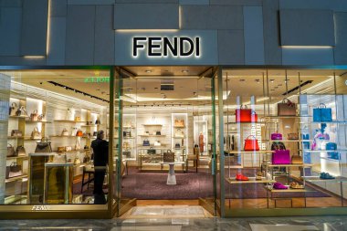 NEW YORK - 28 Kasım 2021: New York 'taki Hudson Yards alışveriş merkezindeki Fendi mağazası. Fendi, 1925 yılında Roma 'da kurulan lüks bir İtalyan moda evi. 