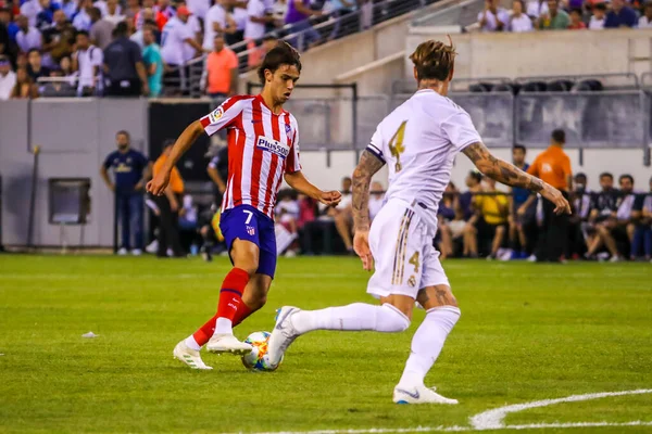 Doğu RUTHERFORD, NJ - 26 Temmuz 2019: Atletico de Madrid 'den Joao Felix MetLife Stadyumu' nda oynanan 2019 Uluslararası Şampiyonlar Kupası 'nda Real Madrid' e karşı maç yapıyor. Real Madrid 3-7 yenildi