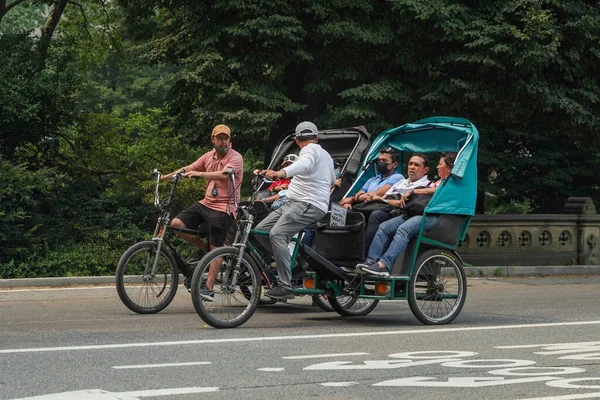 Nueva York Julio 2021 Una Pareja Monta Rickshaw Través Central — Foto de Stock