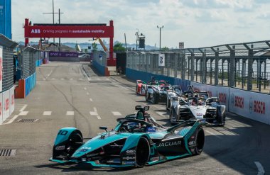 NEW YORK - 10 Temmuz 2021: Jaguar Yarış Takımı 'ndan Sam Bird (10) 2021 ABB Formula E Dünya Şampiyonası sırasında Formula E' yi sürüyor.