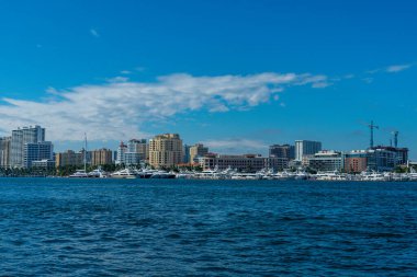 PALM BEACH, FLORIDA - 23 HAZİRAN 2022: Batı Palm Beach ve Palm Beach, Florida 'dan Palm Harbor Marina manzarası.