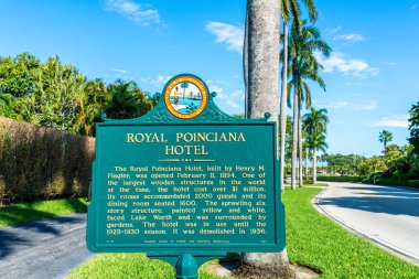 PALM BEACH, FLORIDA - 23 Ocak 2022 Palm Beach, Florida 'daki Royal Poinciana Hotel tabelası. Royal Poinciana Hotel, ABD 'nin Florida eyaletinde yer alan bir oteldir.