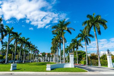 PALM BEACH, FLORIDA - 23 HAZİRAN 2022: Palm Beach, Florida 'daki Henry Morrison Flagler Müzesi Ana Girişi. Şimdi bu Güzel Sanatlar binası Ulusal Tarihi eser..
