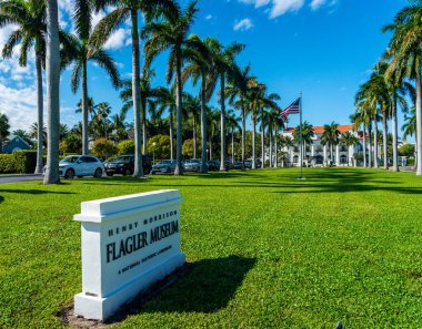 PALM BEACH, FLORIDA - 23 HAZİRAN 2022: Palm Beach, Florida 'daki Henry Morrison Flagler Müzesi Ana Girişi. Şimdi bu Güzel Sanatlar binası Ulusal Tarihi eser..