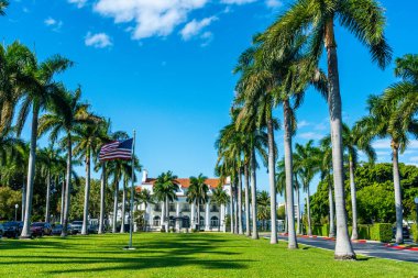 PALM BEACH, FLORIDA - 23 HAZİRAN 2022: Palm Beach, Florida 'daki Henry Morrison Flagler Müzesi Ana Girişi. Şimdi bu Güzel Sanatlar binası Ulusal Tarihi eser..
