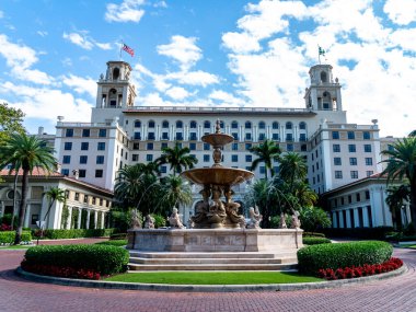 PALM BEACH, FLORIDA - 23 HAZİRAN 2022: Breakers Palm Beach tarihi oteli. Breakers Palm Beach, Amerika Birleşik Devletleri 'nin Florida eyaletinin Palm Beach şehrinde İtalyan Rönesans tarzı tarihi bir oteldir..