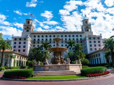 PALM BEACH, FLORIDA - 23 HAZİRAN 2022: Breakers Palm Beach tarihi oteli. Breakers Palm Beach, Amerika Birleşik Devletleri 'nin Florida eyaletinin Palm Beach şehrinde İtalyan Rönesans tarzı tarihi bir oteldir..