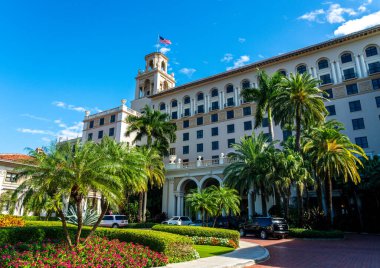 PALM BEACH, FLORIDA - 23 HAZİRAN 2022: Breakers Palm Beach tarihi oteli. Breakers Palm Beach, Amerika Birleşik Devletleri 'nin Florida eyaletinin Palm Beach şehrinde İtalyan Rönesans tarzı tarihi bir oteldir..