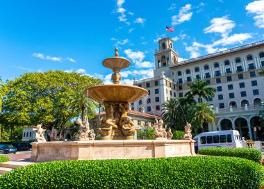 PALM BEACH, FLORIDA 23 HAZİRAN 2022: The Breakers Palm Beach 'teki Ana Çeşme. İtalyan heykeltıraş Leo Lentelli tarafından tasarlanmış, Floransa 'daki Boboli Gardens' a ilham kaynağı olmuştur.. 