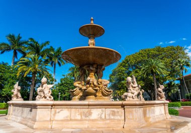 PALM BEACH, FLORIDA 23 HAZİRAN 2022: The Breakers Palm Beach 'teki Ana Çeşme. İtalyan heykeltıraş Leo Lentelli tarafından tasarlanmış, Floransa 'daki Boboli Gardens' a ilham kaynağı olmuştur.. 