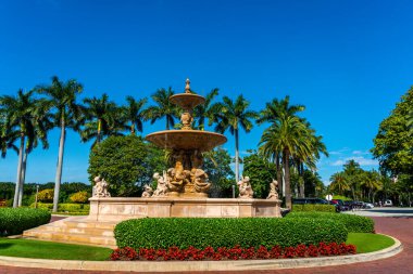 PALM BEACH, FLORIDA 23 HAZİRAN 2022: The Breakers Palm Beach 'teki Ana Çeşme. İtalyan heykeltıraş Leo Lentelli tarafından tasarlanmış, Floransa 'daki Boboli Gardens' a ilham kaynağı olmuştur.. 