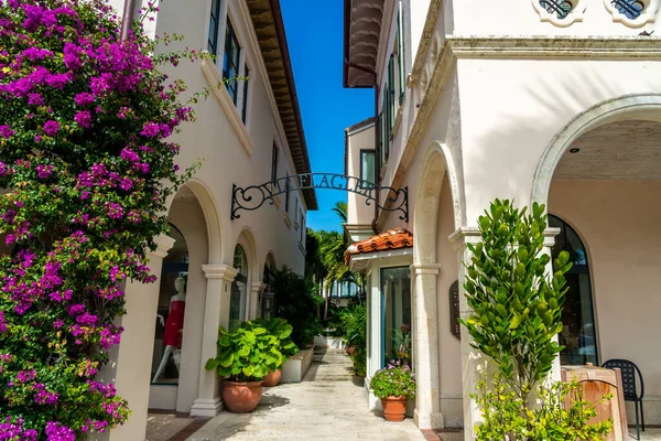 PALM BEACH, FLORIDA - 23 Ocak 2022 Palm Beach, Florida 'daki The Breakers açık hava alışveriş merkezinin yanındaki Via Flagler' da avlu ve özel bahçe