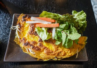 Banh xeo veya Vietnam krepi. Vietnam 'da popüler olan gevrek, doldurulmuş pirinç krepi.