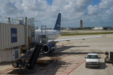 BATI PALM BEACH, FLORIDA - 29 Ekim 2020: JetBlue uçağı Palm Beach Uluslararası Havaalanı, Florida