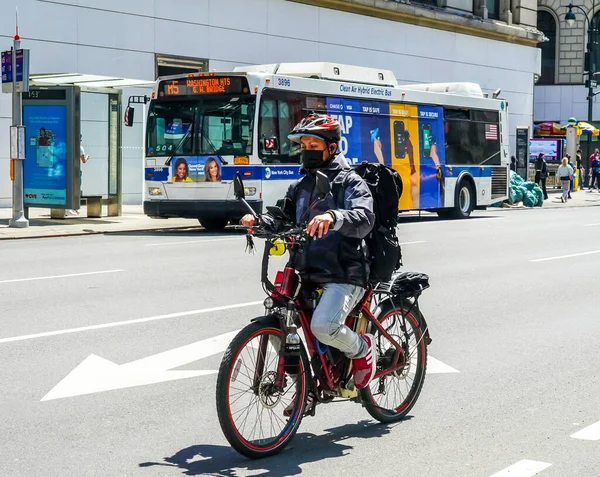 New York Mai 2021 Livreur Fait Vélo Herald Square Manhattan — Photo